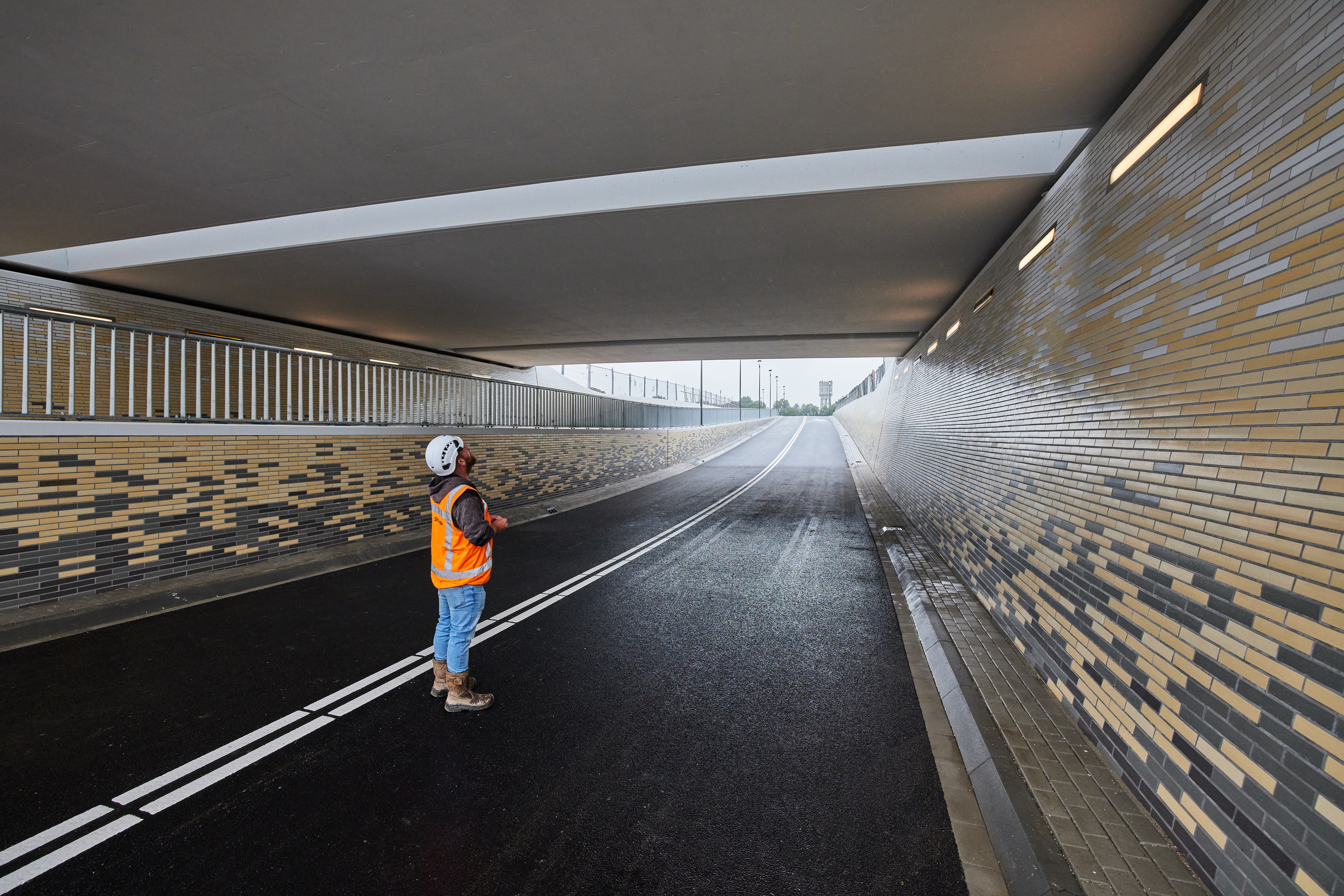 De afgelopen tijd zijn er 61.000 tegeltjes op de wanden van de tunnel geplaatst
