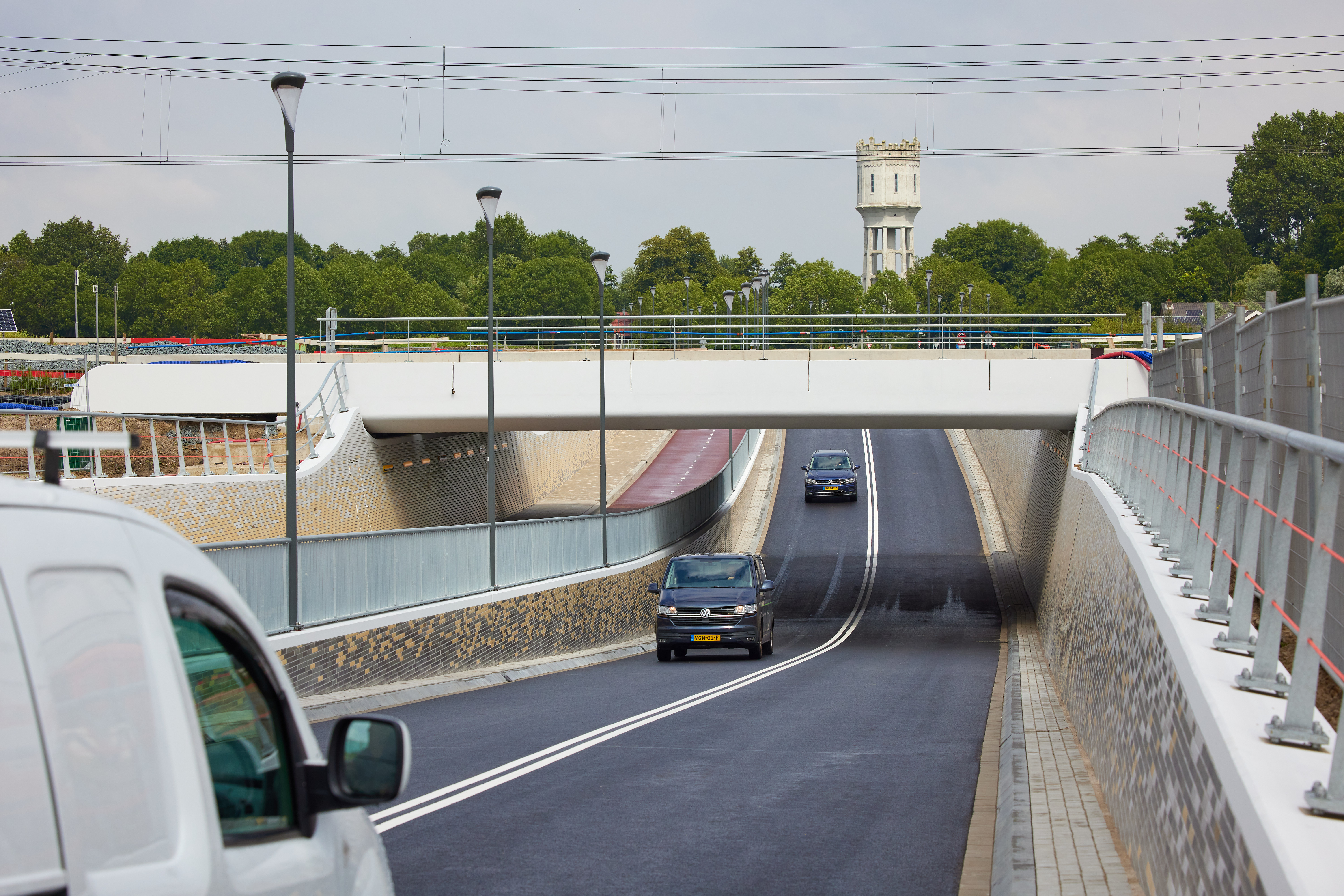 Auto’s, voetgangers en fietsers kunnen nu gebruik maken van een nieuwe veilige verbinding van en naar de duurzame nieuwbouwwijk RijswijkBuiten