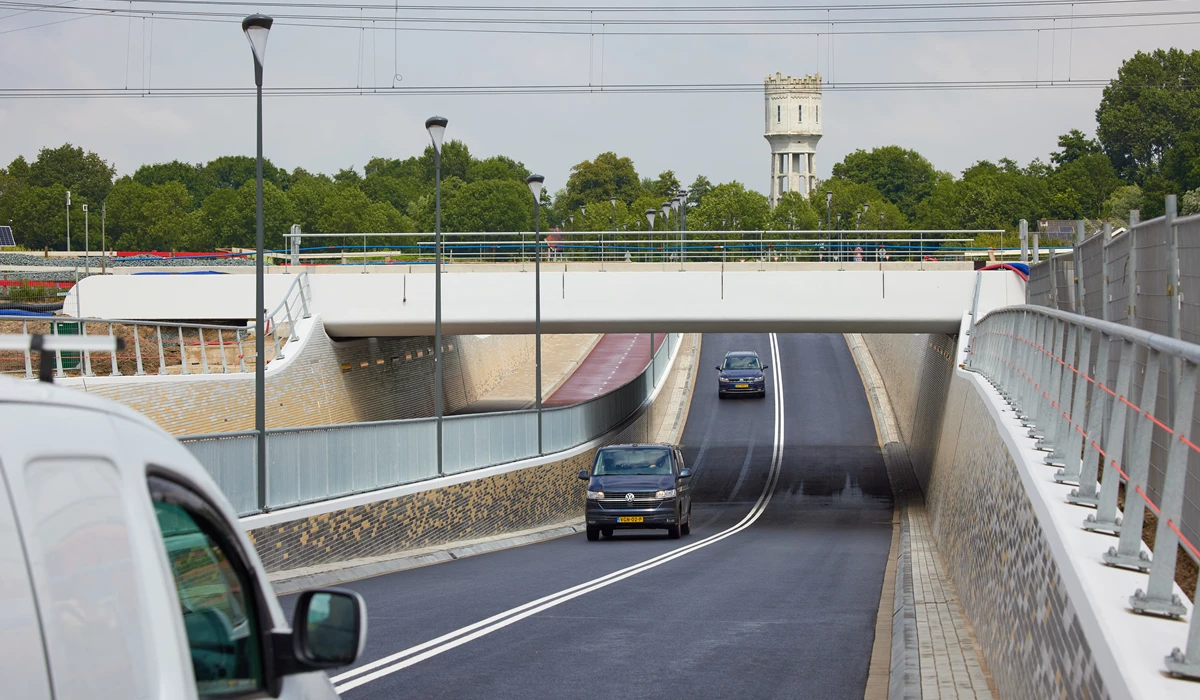 Auto’s, voetgangers en fietsers kunnen nu gebruik maken van een nieuwe veilige verbinding van en naar de duurzame nieuwbouwwijk RijswijkBuiten