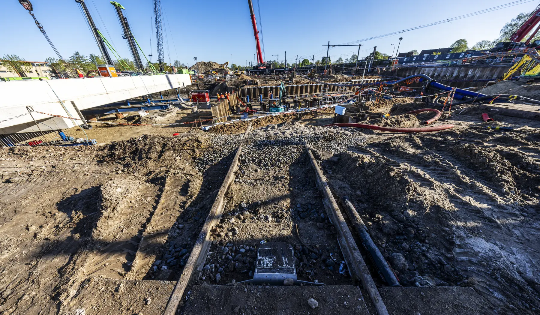 De week begon met het verwijderen van het spoor en het 'ballastbed', om ruimte te maken voor de damwanden