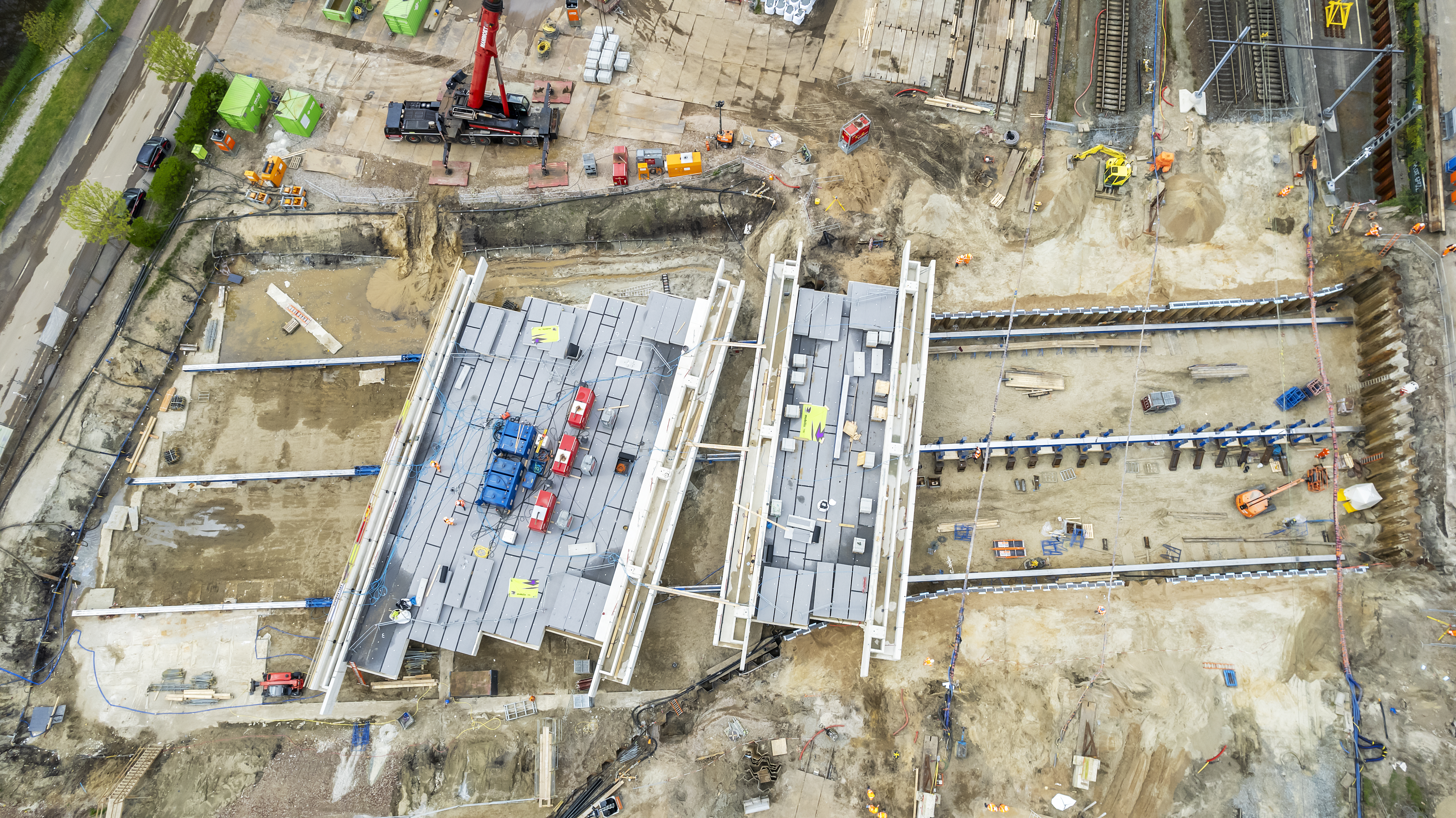 In die bouwkuip werden de voorgebouwde betondekken ingeschoven