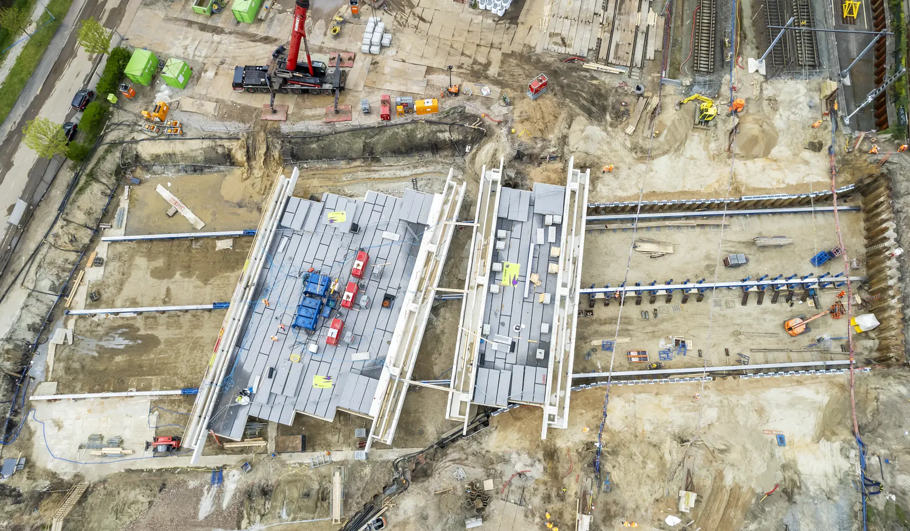 In die bouwkuip werden de voorgebouwde betondekken ingeschoven