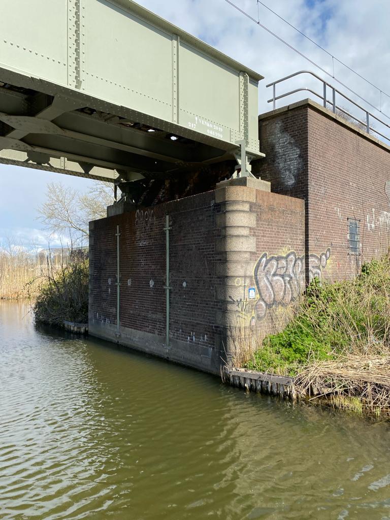 Onder deze spoorbrug komt het nieuwe vlonderpad