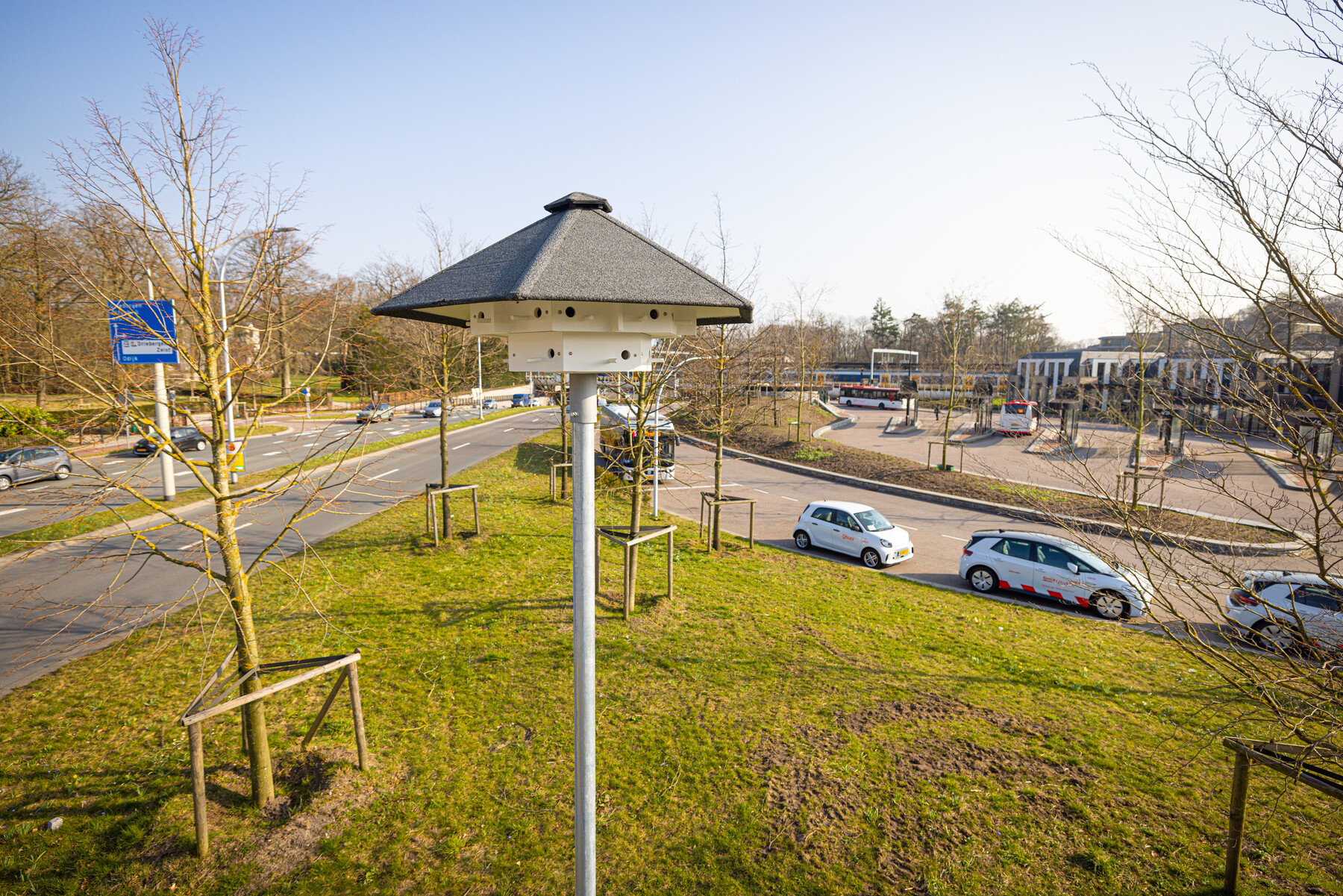 Insectenhotels en nestkasten op stations voor meer biodiversiteit