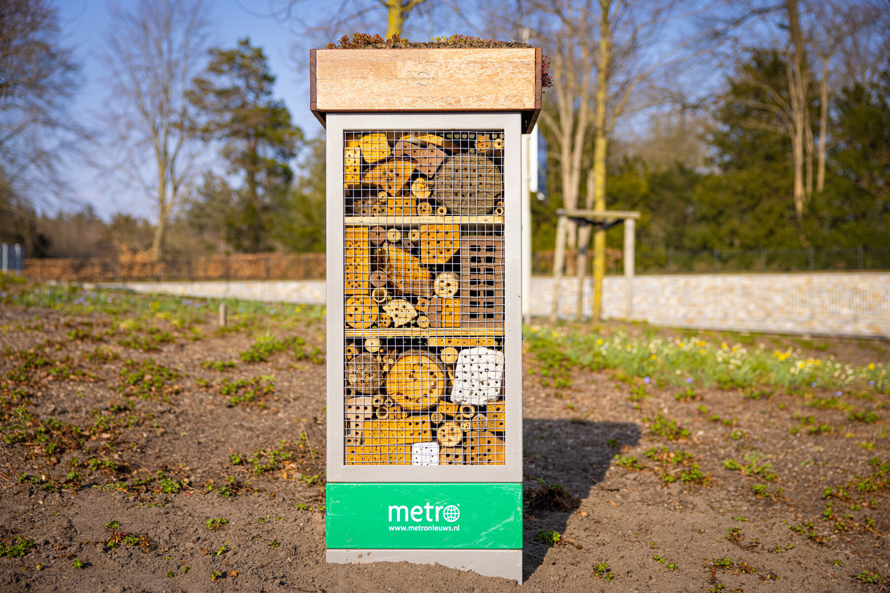 Insectenhotels en nestkasten op stations voor meer biodiversiteit