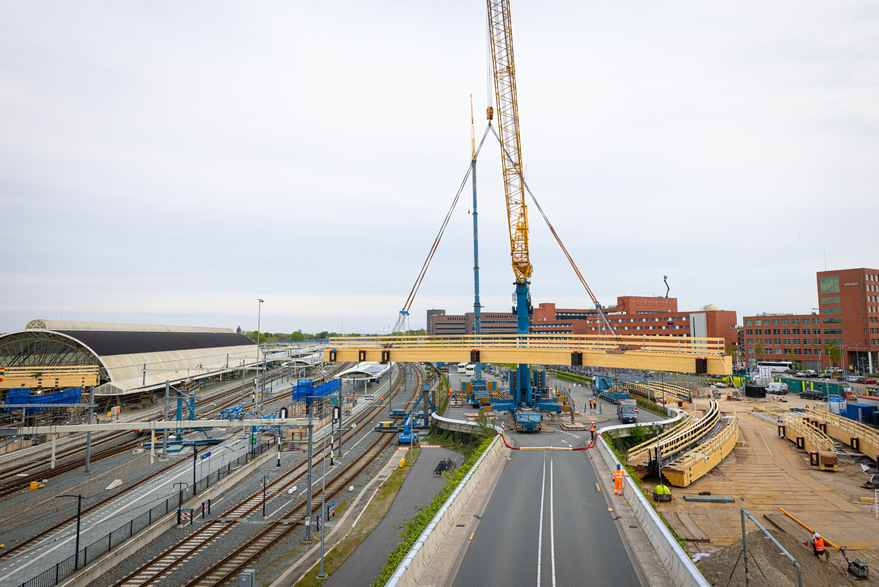 Maandagmiddag startte het inhijsen van de houten brugdelen