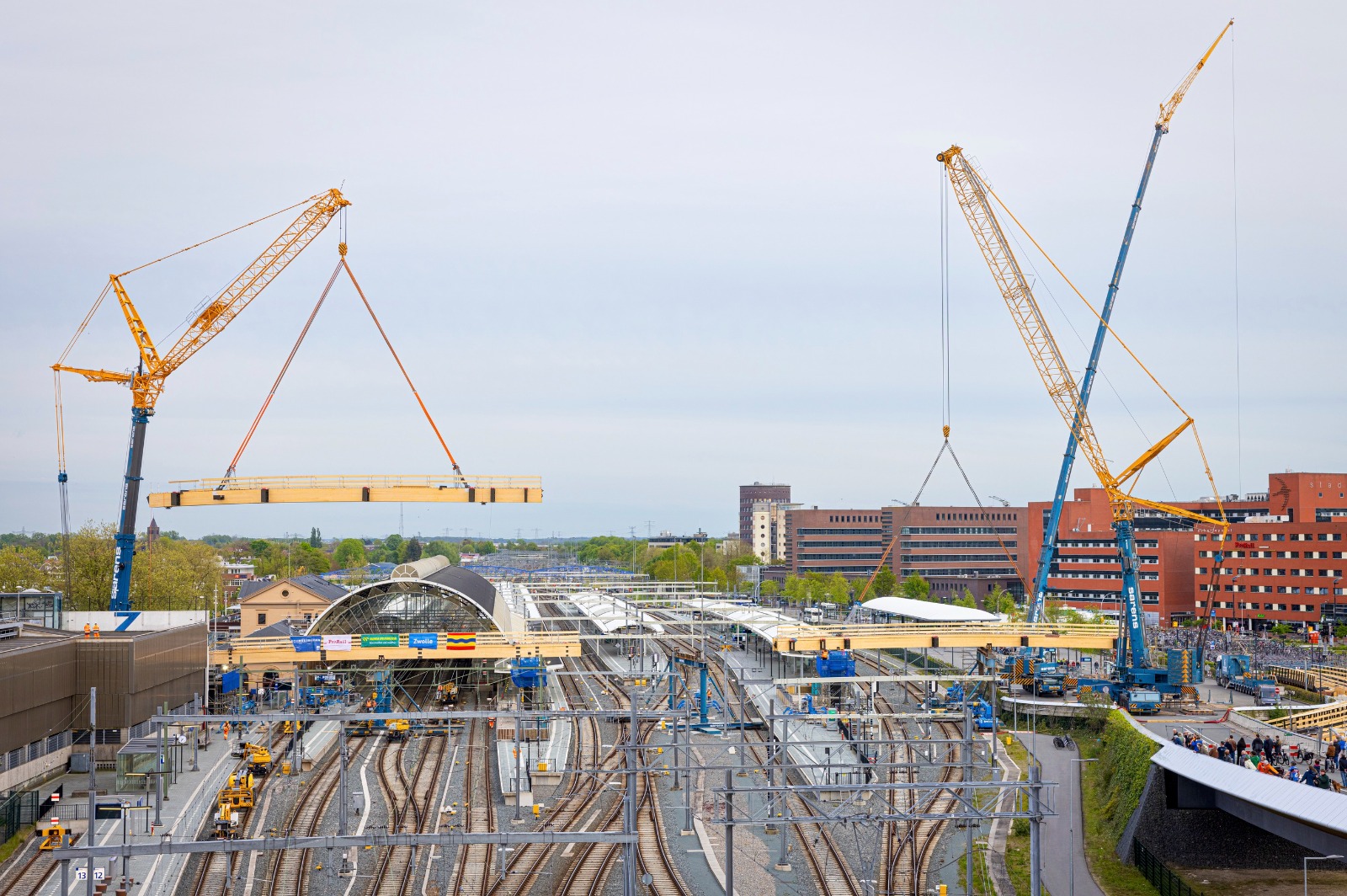 Dit gebeurde met twee grote kranen